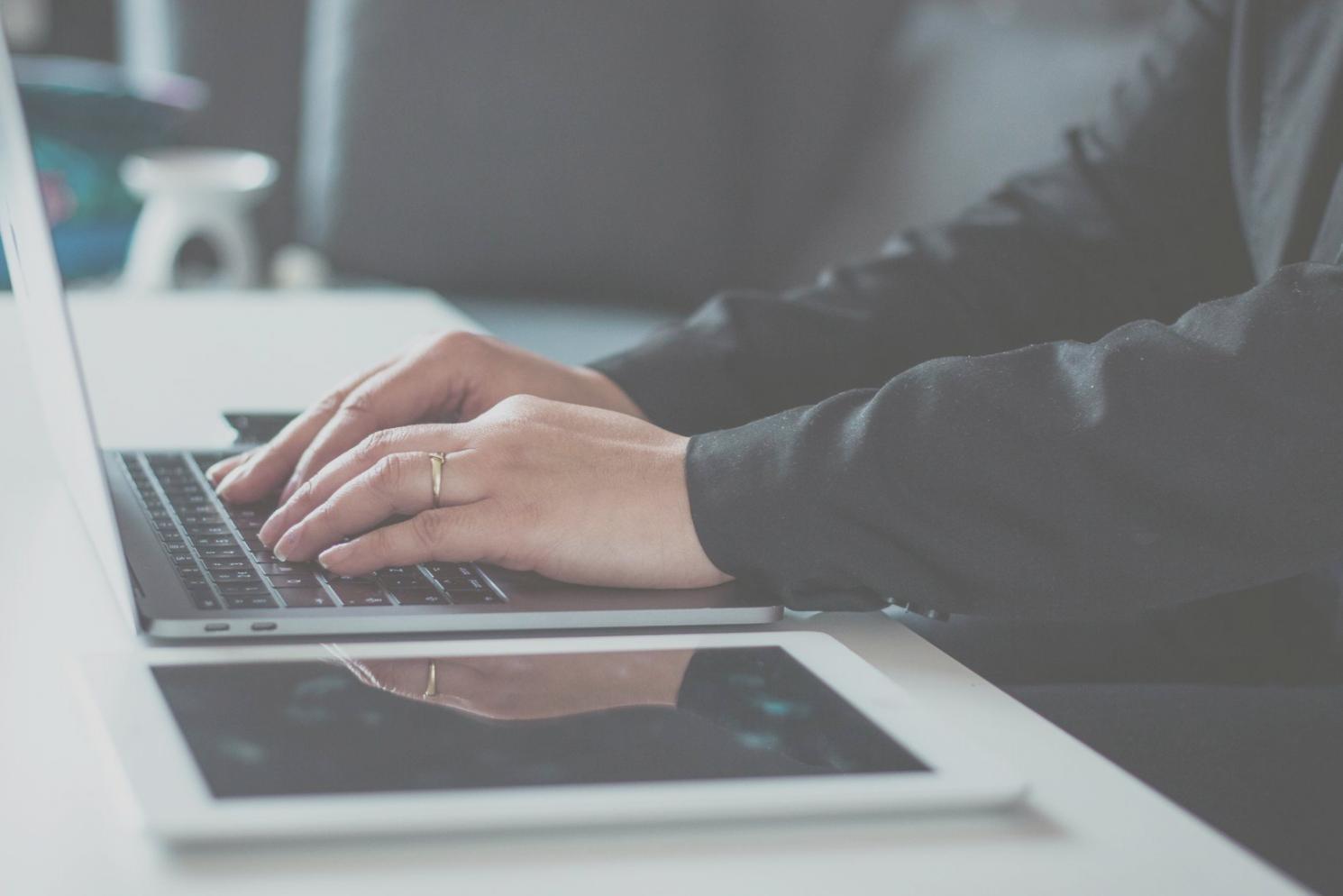 Konzentriertes Arbeiten an finanziellen Analysen und Researchmethoden